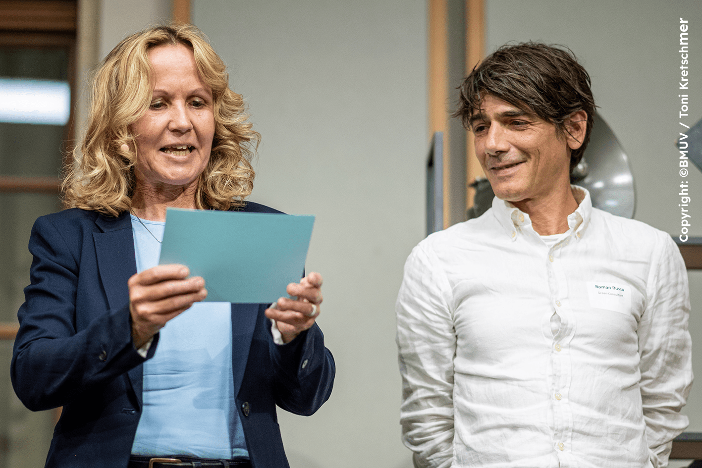 Roman Russo mit Steffi Lemke im Bundesumweltministerium beim gewinnen des ersten Eisvogels